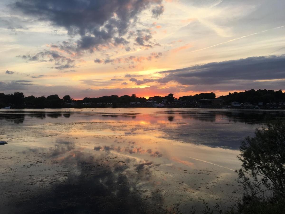 Fable Lodge Tattershall Lakes - Luxury Lakeside Lodge With Hot Tub Buitenkant foto