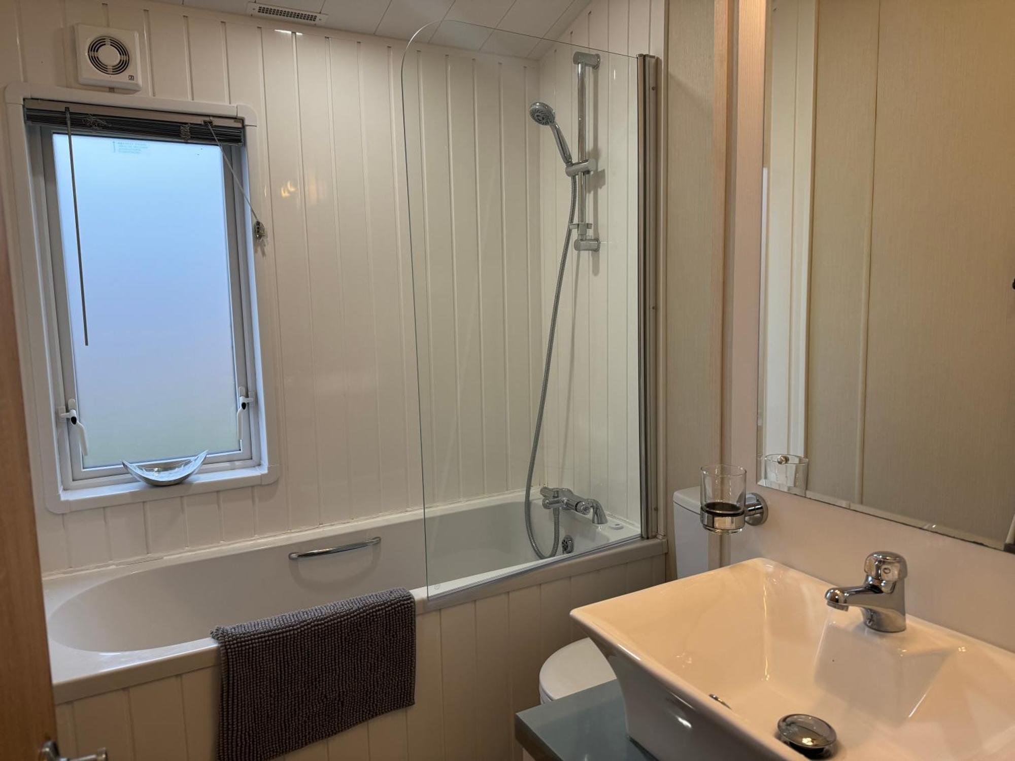 Fable Lodge Tattershall Lakes - Luxury Lakeside Lodge With Hot Tub Buitenkant foto